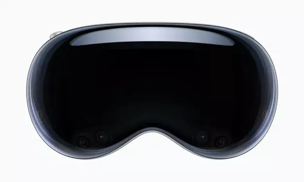 The internet reacts to Apple’s $3,499 diving goggles